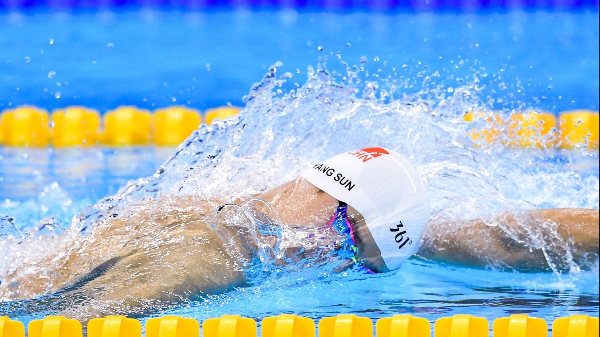 赛道奇迹，周冠宇驾驭阿斯顿马丁，上演史诗级逆转刷新纪录