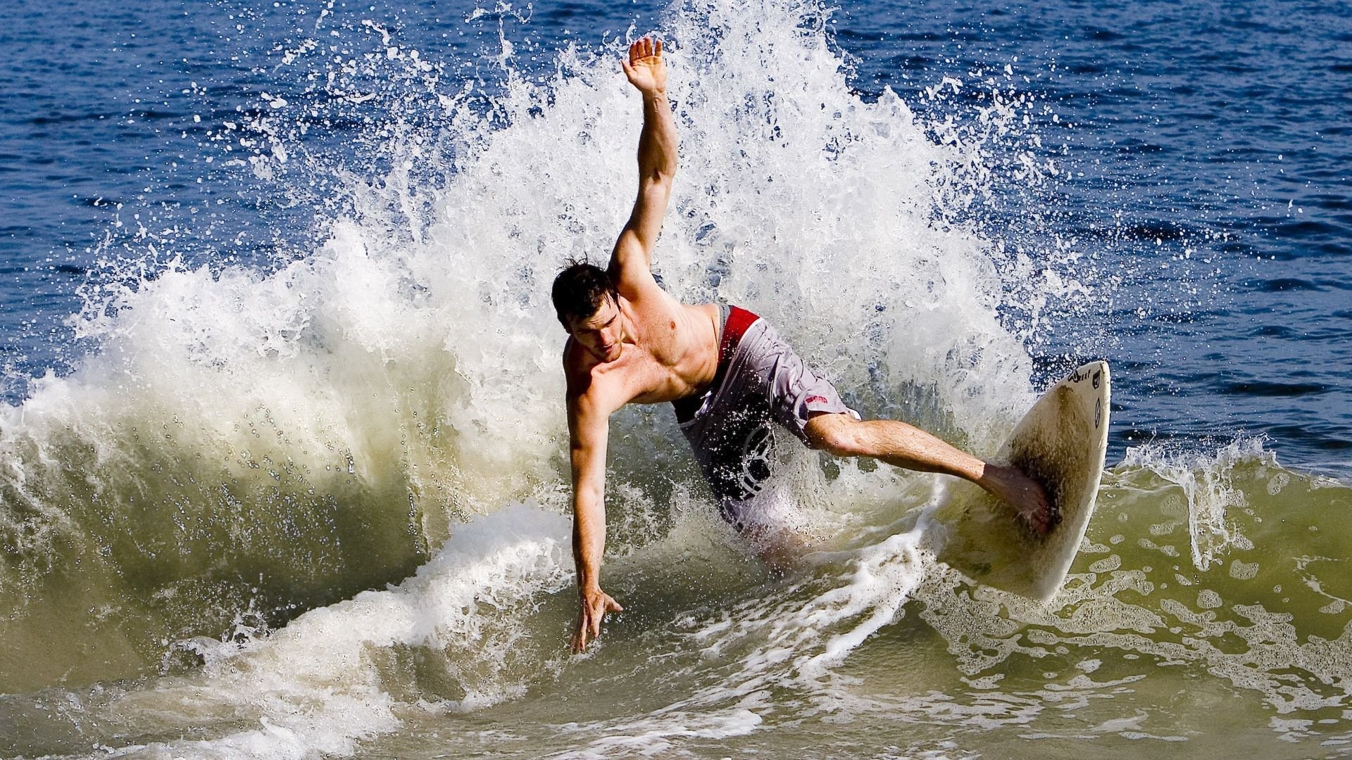 绿茵场上的绝杀与球台上的烈焰，英格兰逆转日本，林高远状态如日中天